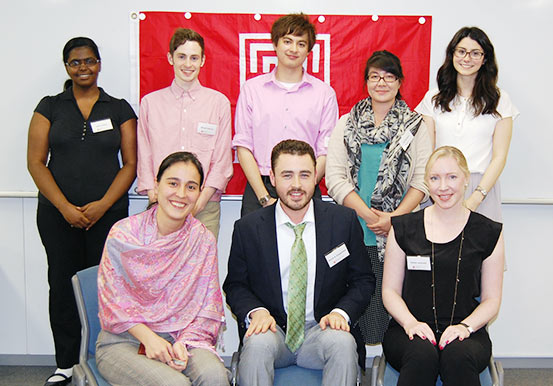 写真：フリーマン財団の助成でインターン中の米国人留学生（後列）と、メンターとして支援してくれるテンプル卒業生のみなさん。