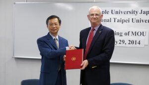 写真：左から: 国立台北大学 薛富井校長、TUJブルース・ストロナク学長