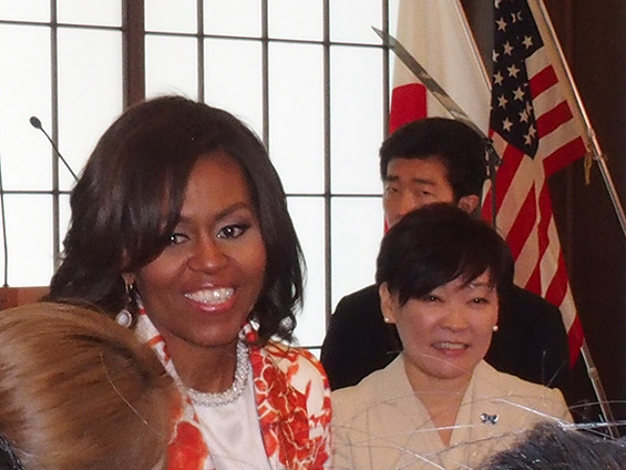 写真：ミシェル・オバマ米大統領夫人（左）と安倍昭恵・首相夫人