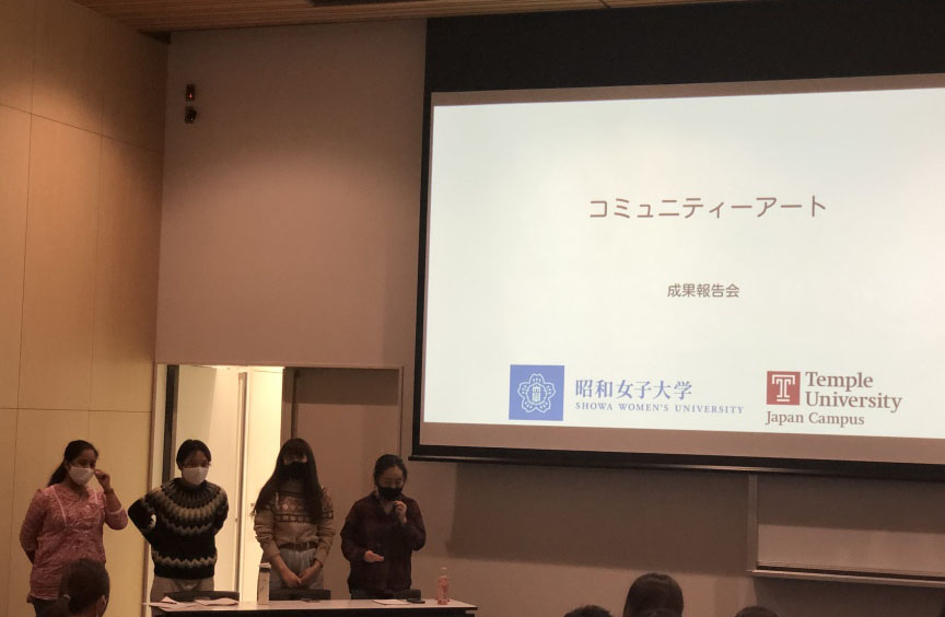 日本語と英語両言語で発表するTUJと昭和女子大学の学生