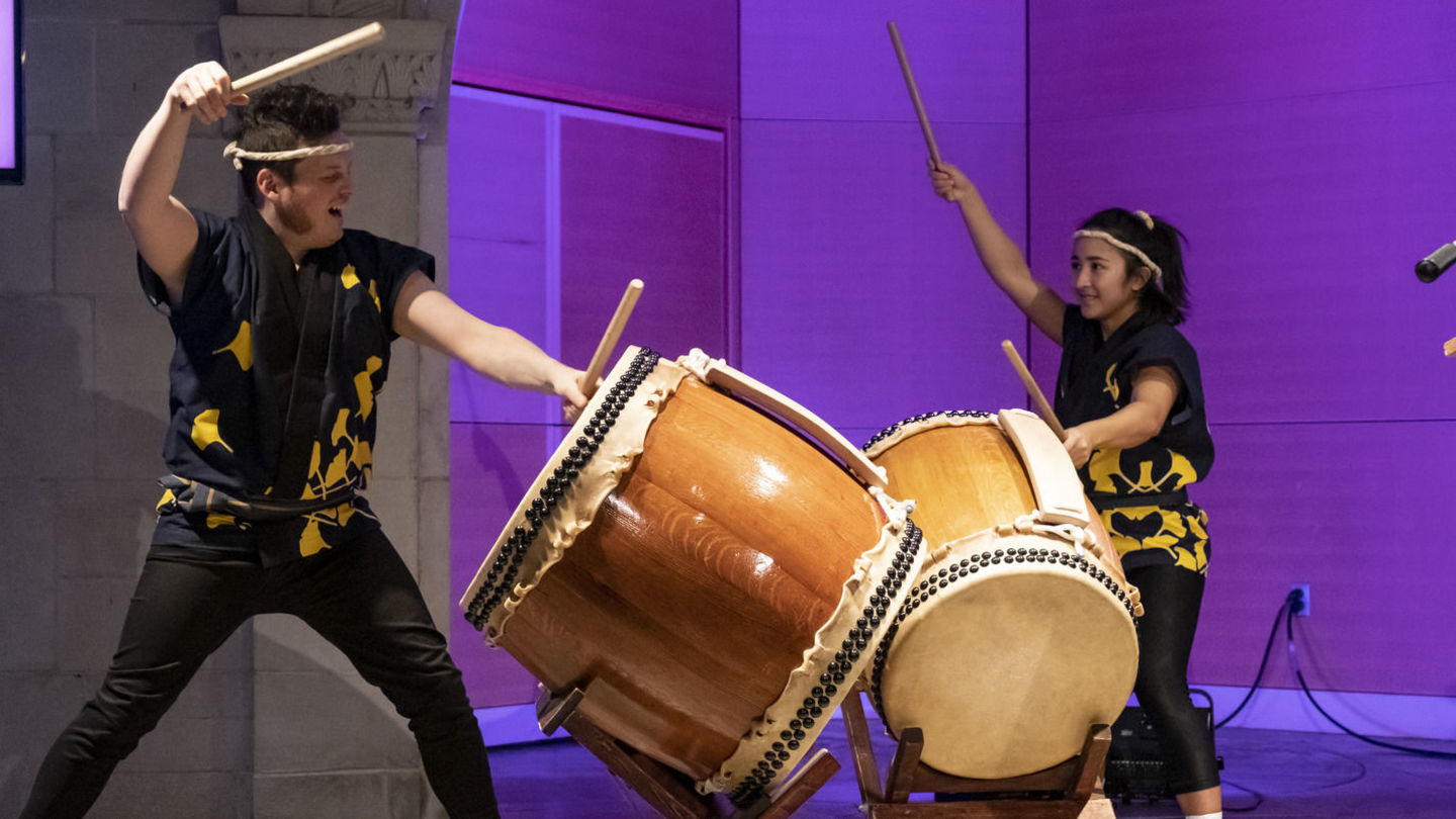 琴と太鼓の演奏で開幕したテンプル大学米国本校でのTUJ40周年記念イベントは、TUJの過去・現在・未来を考える機会となりました。（撮影＝ジョセフ・V・ラボリト）