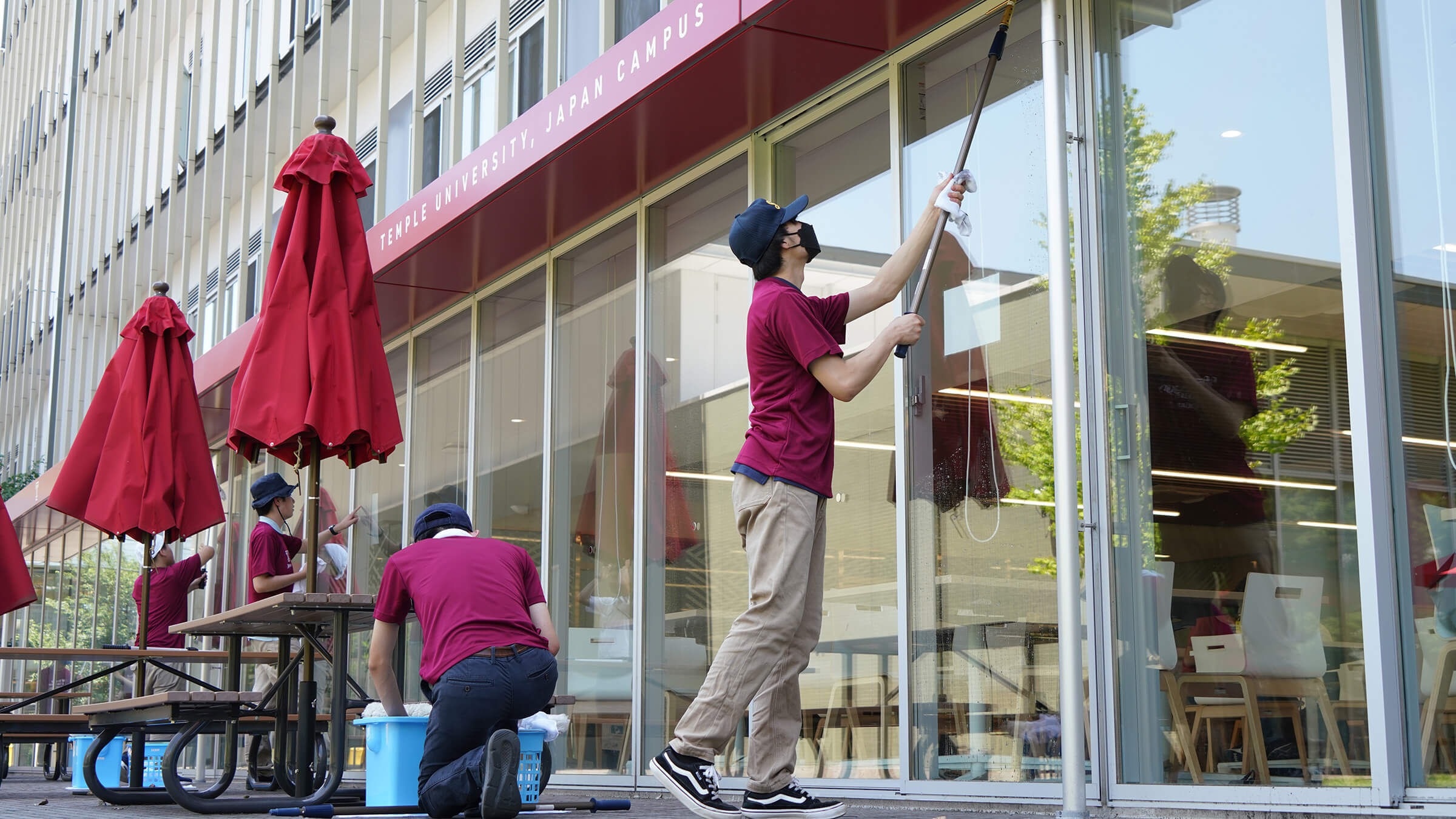 TUJを訪れ、作業学習として窓清掃の技術を習得する青鳥特別支援学校の生徒たち