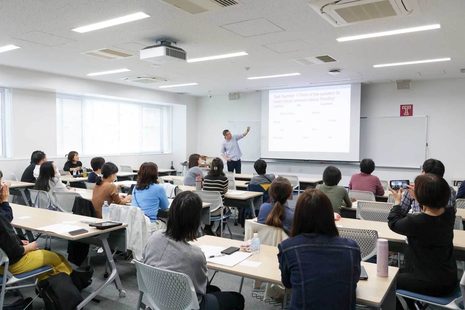 米国政府の助成を受けてTUJが開講した英語研修プログラムに参加する日本人教員たち