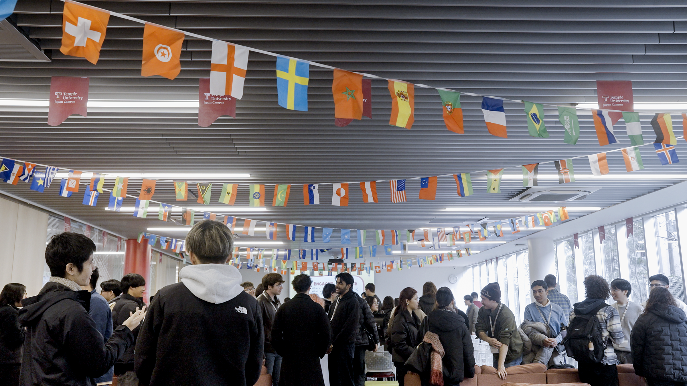 2026年1月5日の週に開催されたウェルカムウィーク期間中、TUJの学生ラウンジ「パーラメント」に集まる新入学生たち