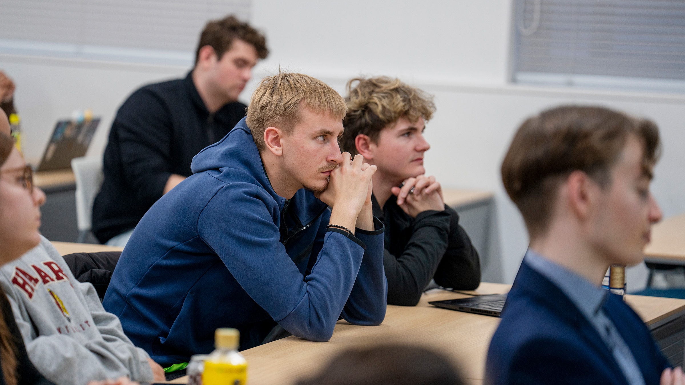 2026年3月5日、駐日アイスランド大使のフレイン・パウルソン氏による特別講演を聴く学生たち。