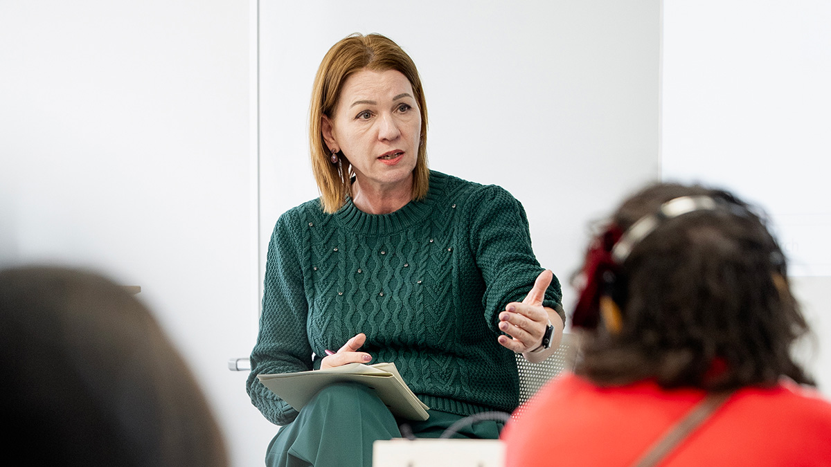 ドイツのペトラ・ジグムント大使が、講義のためTUJを訪問。