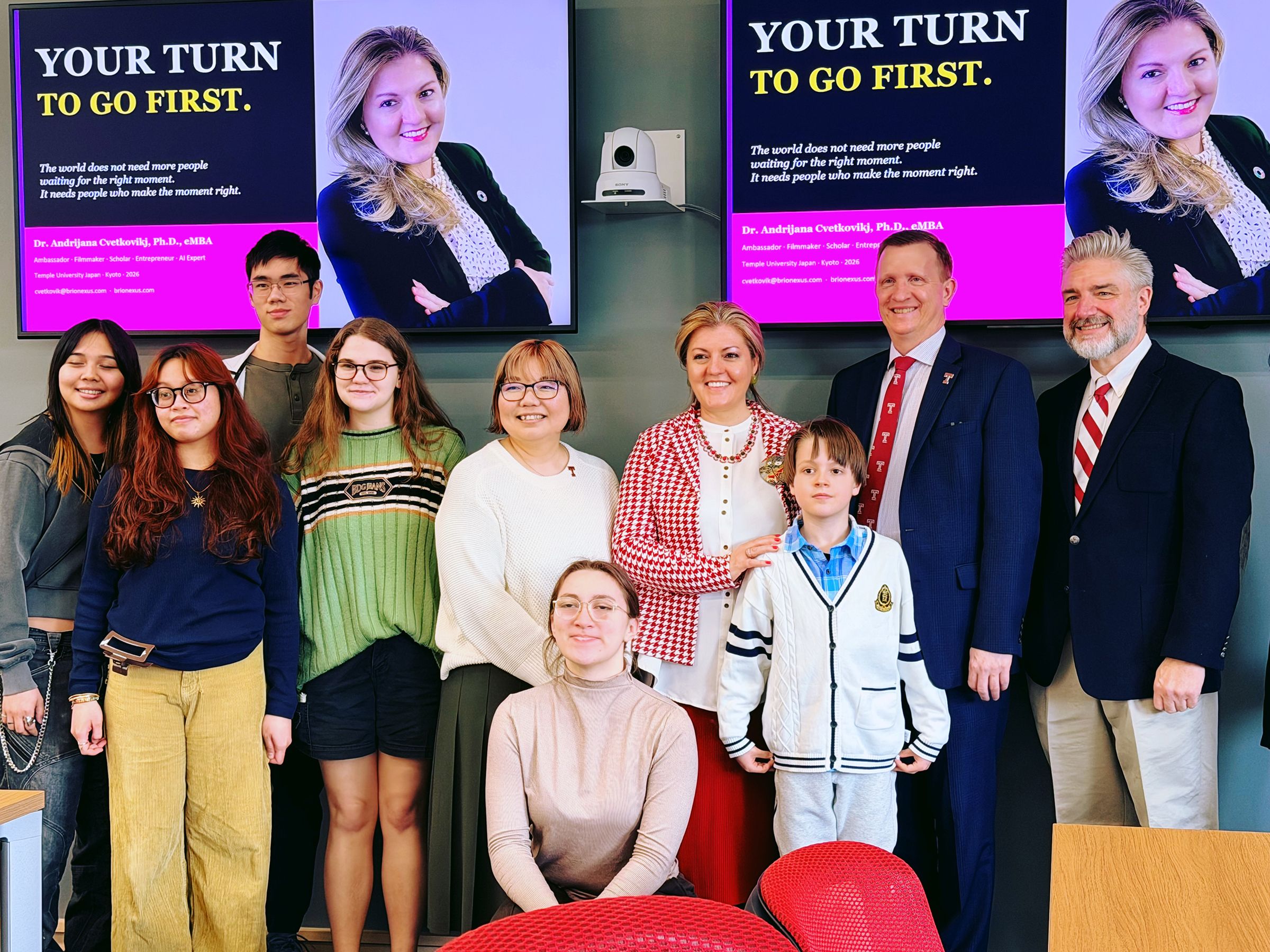 TUJ京都にて、元大使でTUJ卒業生のアンドリヤナ・ツヴェトコビッチ博士を迎え講義を実施。右からジェイ・クラパーキ先生、マシュー・ウィルソン学長、中央にツヴェトコビッチ博士とご子息