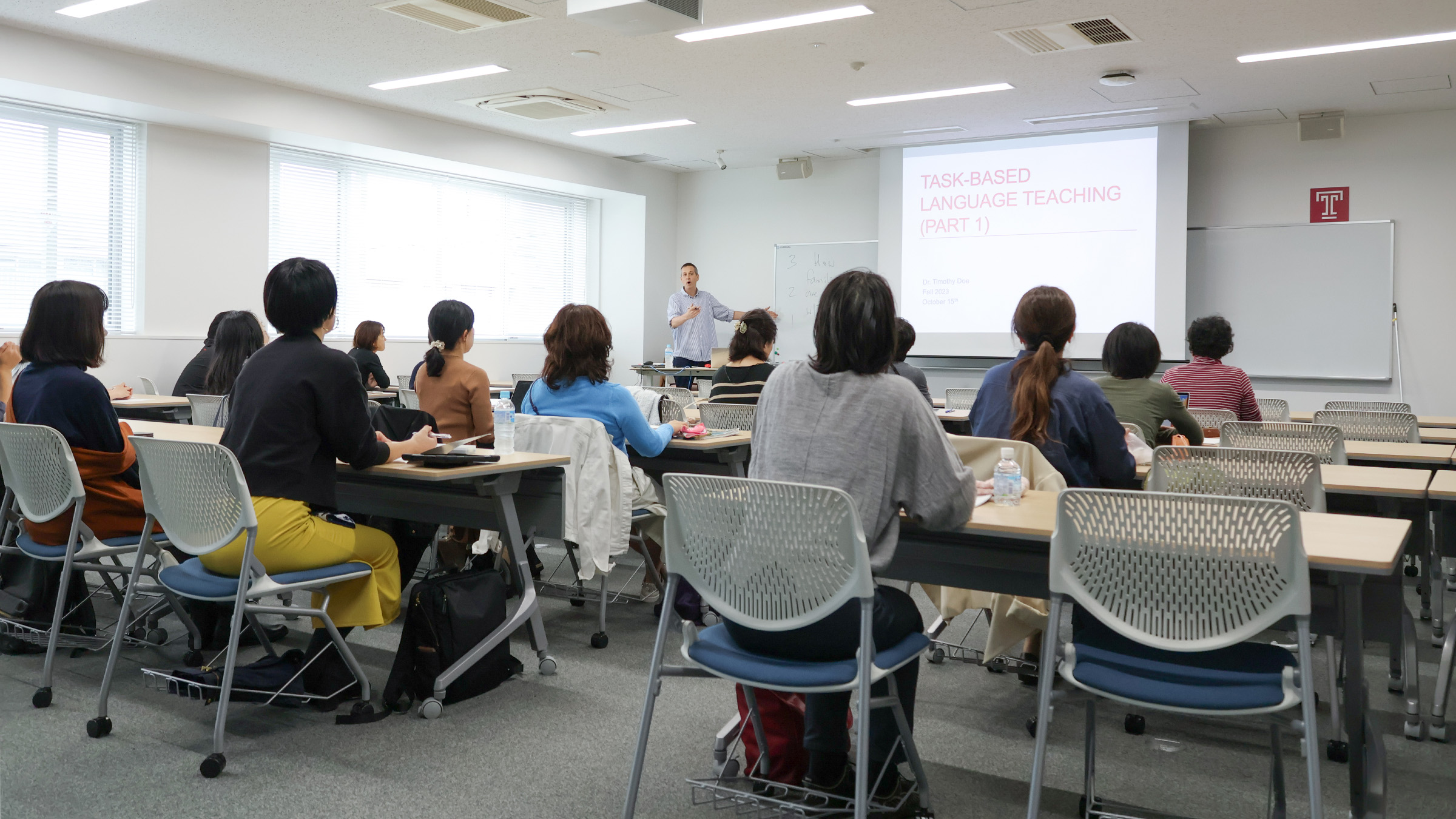 テンプル大学ジャパンキャンパスで教員研修プログラムを受講する日本の英語教員たち。